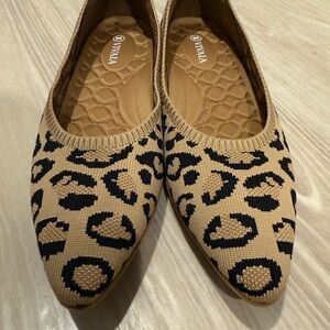 Vivaia leopard flats NWOT, size 39.5